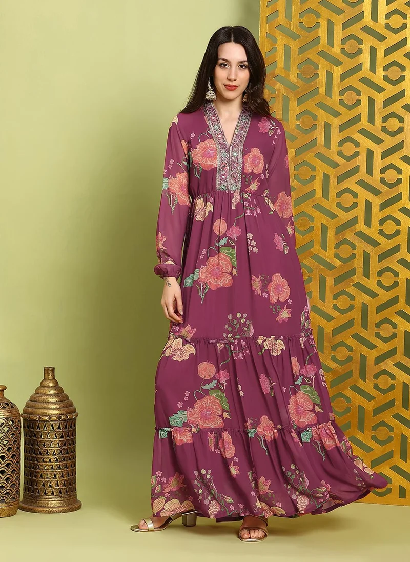 جلو باص فستان نسائي بنفسجي مطرز بياقة على شكل حرف  وأكمام أسقف وطبعات زهور بتصميم طبقات وقصة واسعة وطويلة للمناسبات